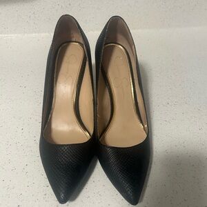 LIKES=10%+ OFF Black Pumps